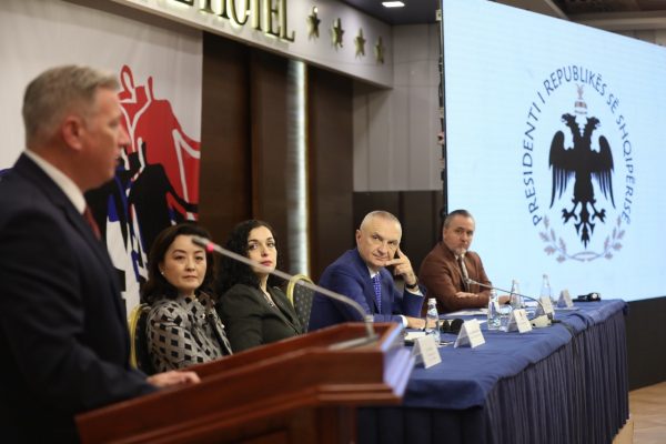 Ilir Meta takon Yuri Kim; shtrëngimi i parë i duarve pas më shumë se një viti