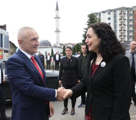 Presidenti Meta viziton Kosovën/ Merr pjesë në 110 vjetorin e Kuvendit të Junikut