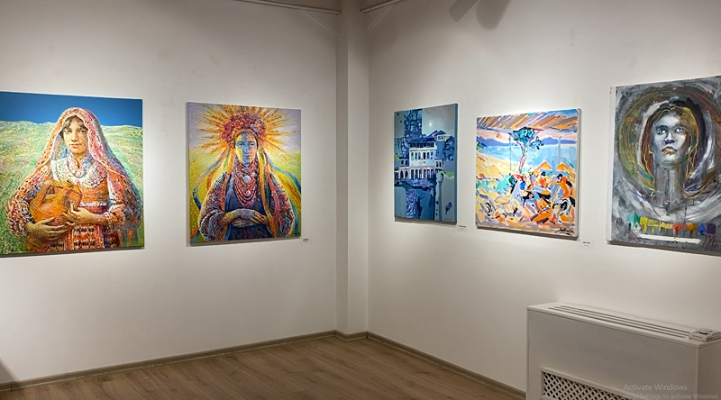 Një ekspozitë kushtuar Ukrainës; “Apollo Art Colony” mbledh artistë shqiptarë dhe të huaj në Fier