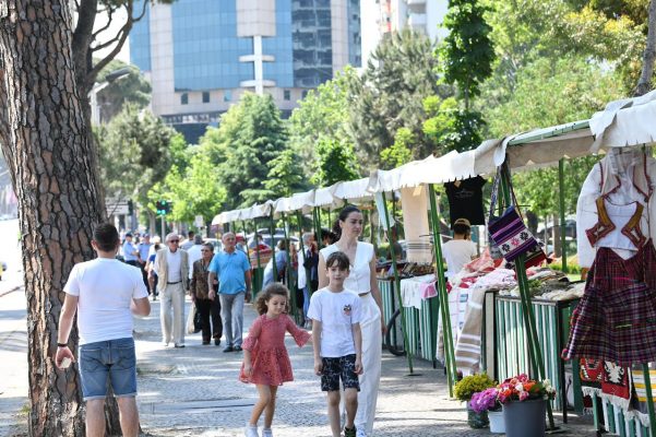 FOTOT/ Qytetarët i bashkohen të dielës pa makina në Tiranë, dhjetëra aktivitete në rrugët e qytetit