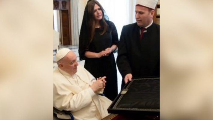 Kreu i Komunitetit Mysliman takon Papa Françeskun në Vatikan/ Dhurata simbolike që kishte për Atin e Shenjtë