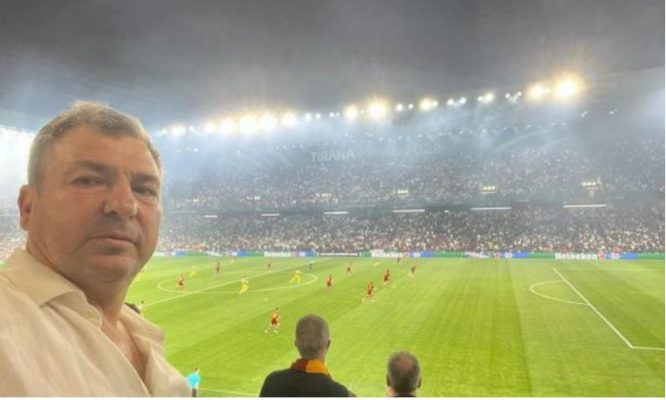 “Forza Roma”/ Vangjush Dako publikon foto nga stadiumi