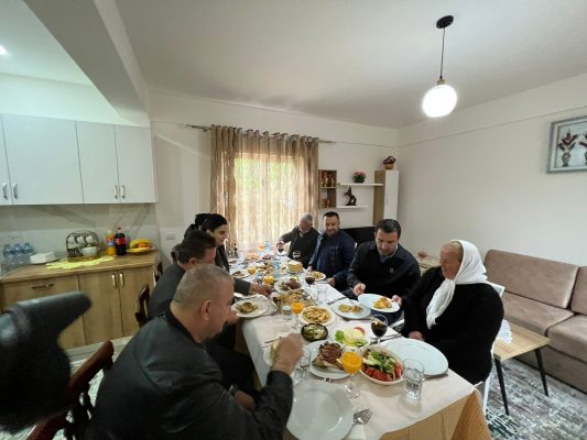 Në shtëpi të re për Bajram, Veliaj: Mirënjohës për këdo ka ndihmuar një familje në vështirësi!