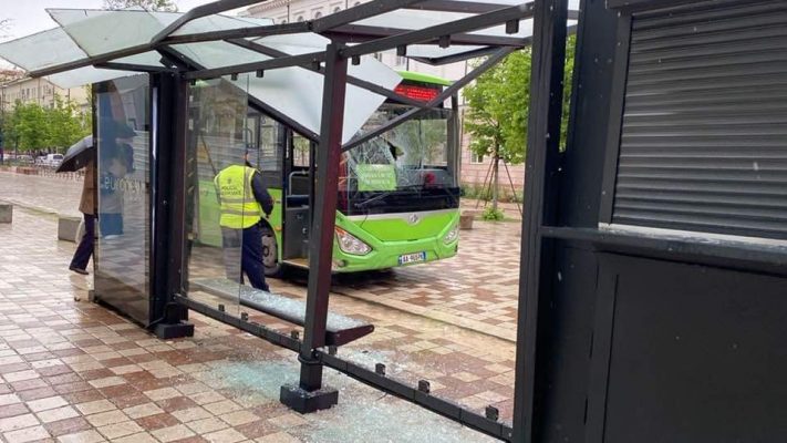 Aksidentohet një tjetër autobus në Tiranë/ Përplaset me stacionin e pasagjerëve
