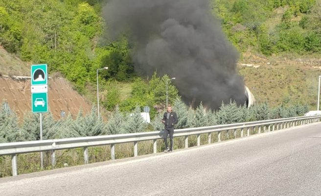 Makina merr flakë në tunelin e aksit Tiranë-Elbasan, digjet plotësisht