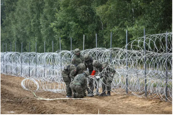 “Zgjidhje” për emigrantët e paligjshëm/ Polonia fortifikon kufirin me Bjellorusinë