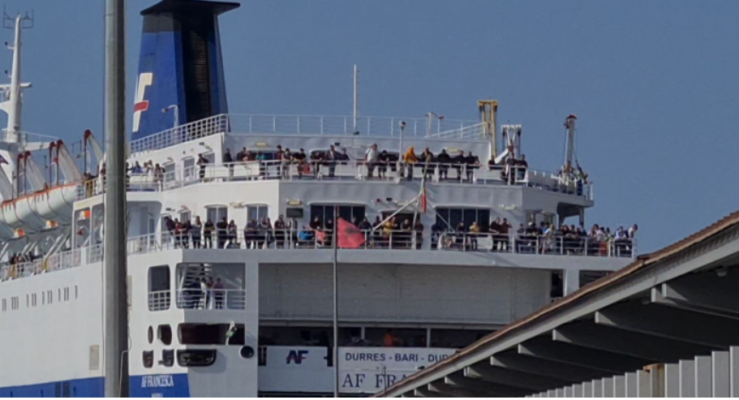 Disa orë para ndeshjes/ Qindra italianë zbarkojnë në Portin e Durrësit