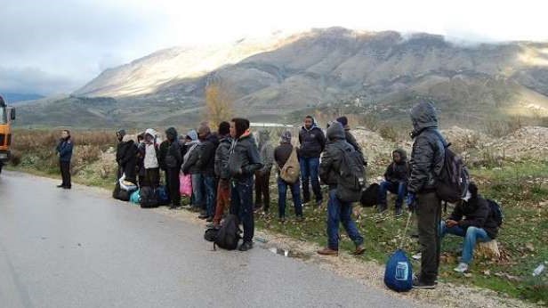 Do t’i transportonin drejt Tiranës/ Të rinjtë grabisin emigrantët e paligjshëm, arrestohet njëri prej tyre