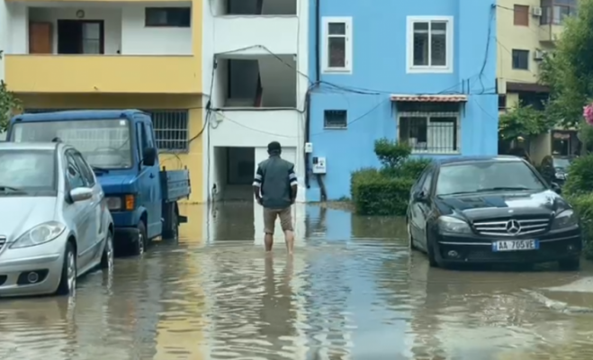 Reshjet e shiut/ Përmbyten rrugët në Lezhë, vështirësi qarkullimi