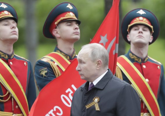 Putin: NATO kërcënim për Rusinë; paradë e madhe e ushtrisë ruse në “Sheshin e kuq”