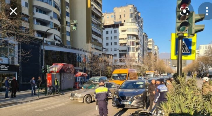 Tmerr në Tiranë/ Makina merr përpara familjen me fëmijën 3 muajsh