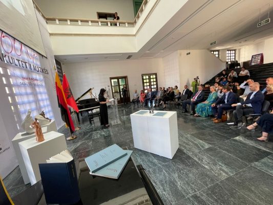 Shtëpia botuese prestigjioze “G. Henle Publishers” dhuron 1400 partitura origjinale për Universitetin e Arteve