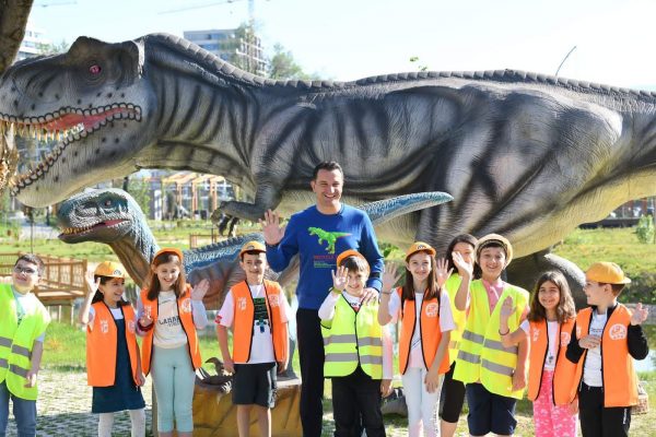 Kopshti zoologjik hapet në qershor/ Veliaj dhe një grup fëmijësh inspektojnë punimet