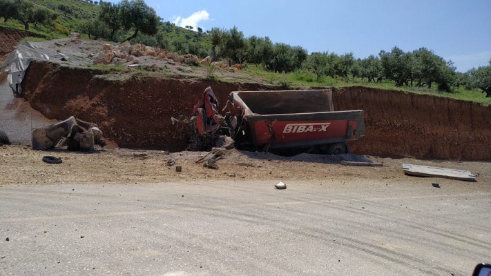 Tragjedi në bypasin e Vlorës; përmbyset kamioni i punimeve të rrugës, vdes shoferi, pasagjeri poshte inerteve