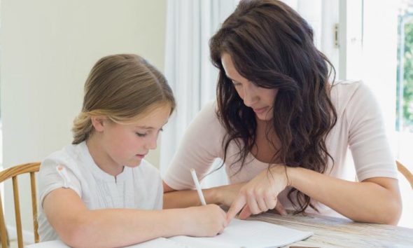 3 arsyet pse prindërit nuk duhet t’i ndihmojnë fëmijët me detyrat e shtëpisë