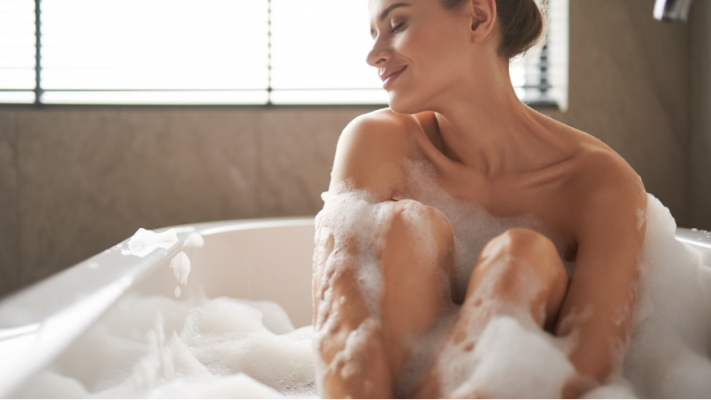 Sa herë në javë duhet të bëjmë dush, sipas dermatologëve?