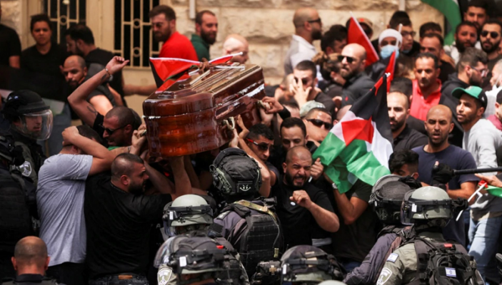 Policia izraelite rreh pjesëmarrësit në funeralin e gazetares së Al Jazeera