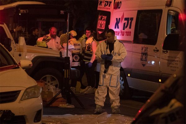Sulm terrorist në Izrael, dy persona qëllojnë me armë dhe sëpatë njerëzit, 3 viktima