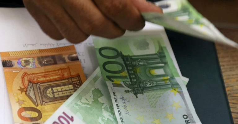 Një euro këmbehet nën 120 lekë, ekspertet: Ndikon sezoni dhe norma e interesit