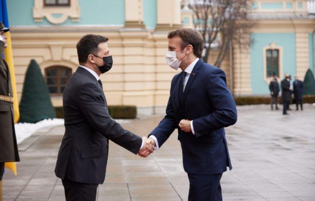 Macron i premton Zelenskyt më shumë armë për luftën në Ukrainë
