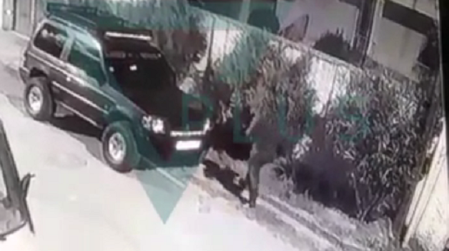 Një person me kapuç i vë flakën makinës së policit në Shkodër