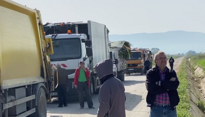 Bllokohen kamionët me mbetje në Fier/ Punëtorët: Edi Rama shtyp butonin, hidh lekët, nga janari jemi pa rroga