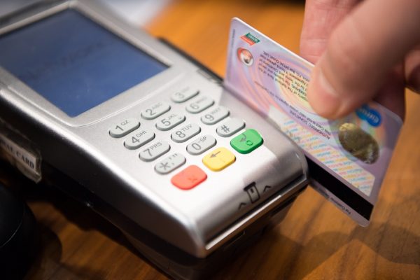 Më shumë karta debiti në treg; përdorimi i kartave të kreditit pësoi rënie në 2021