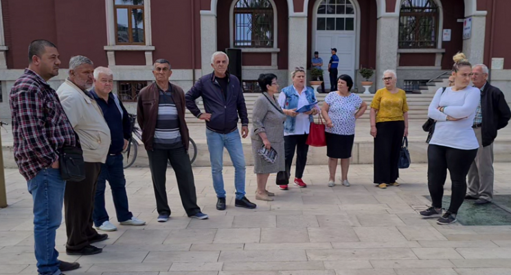 Protestë për pallatin e dëmtuar në Durrës, banorët duan që të rivlerësohet