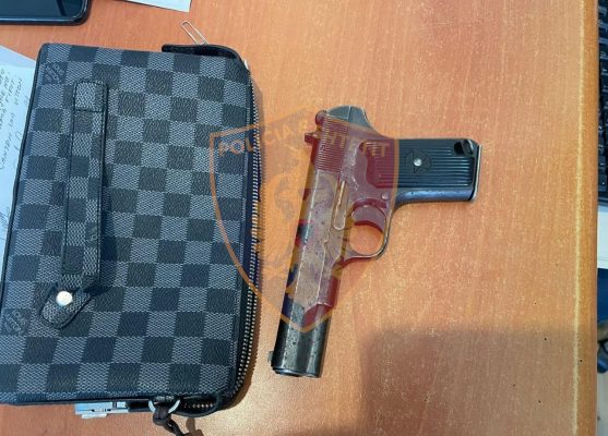 Theu masën e sigurisë “arrest  shtëpie”/ Kapet 41 vjeçari, i gjendet edhe një pistoletë me vete