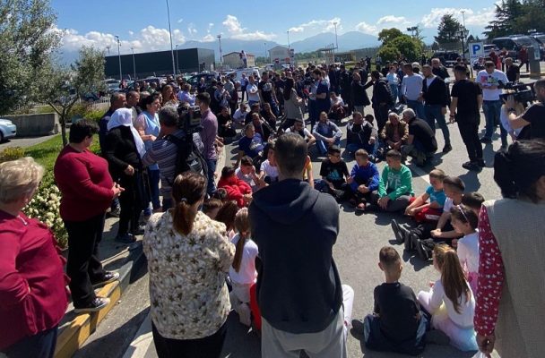 Banorët e Rinasit bllokojnë rrethrrotullimin afër aeroportit, fëmijët ulen këmbëkryq në rrugë