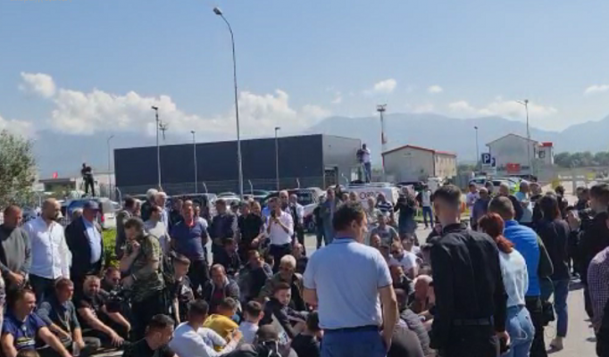 Banorët e Rinasit: Po na izolojnë, rruga të kthehet me dy kalime