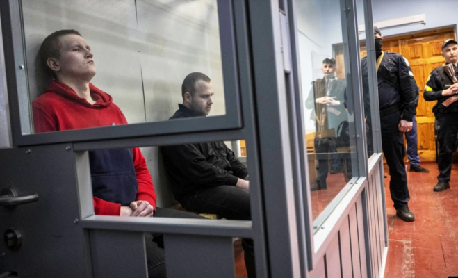Gjykata ukrainase dënon me burg dy ushtarë rusë për krime lufte