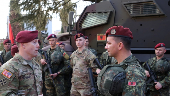 SHBA-ja i jep Shqipërisë 17 milionë dollarë për ushtrinë