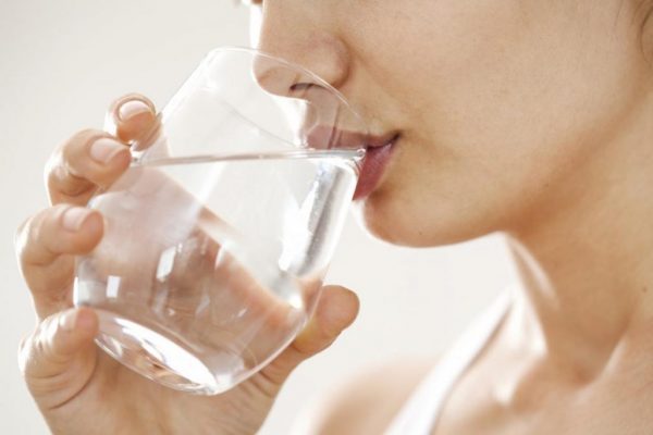 10 përftimet shëndetësore nga konsumi i ujit menjëherë pas zgjimit në mëngjes