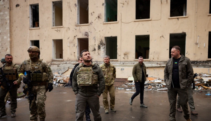 Zelensky viziton vijat e frontit në Harkiv