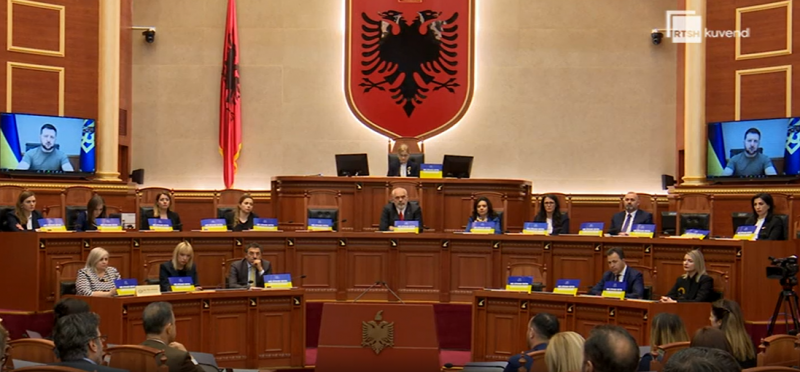 Zelensky ‘vjen’ në Shqipëri: Kuvendi ‘vishet’ me ngjyrat e flamurit të Ukrainës