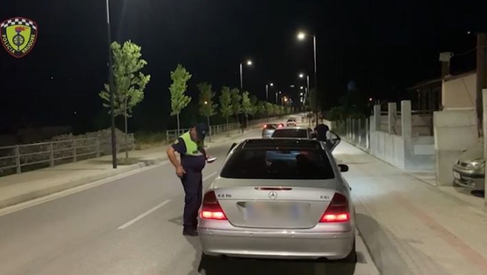 Vazhdojnë kontrollet e policisë rrugore në Berat/ Gjobiten 322 shoferë