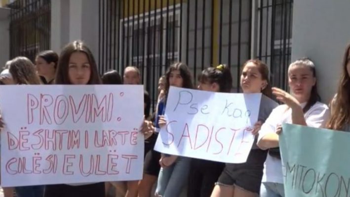 Provimet e lëndëve me zgjedhje jashtë programit/ Maturantët protestojnë para Ministrisë së Arsimit