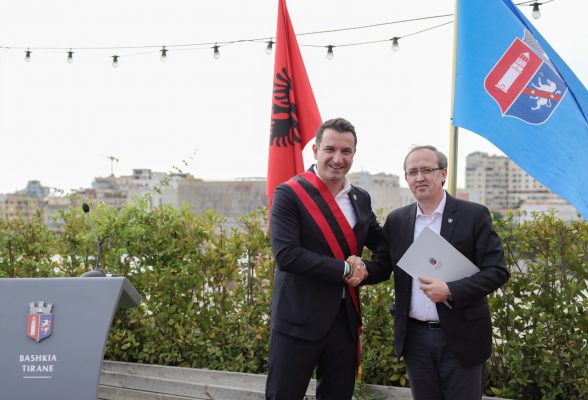 Betohen 22 shtetasit më të rinj që marrin nënshtetësinë shqiptare, Veliaj: Tirana, qytet i destinuar të rritet