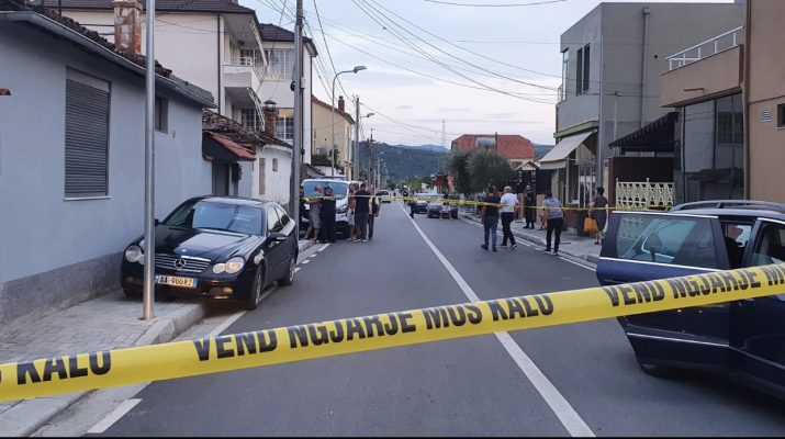 Përleshje me armë në Elbasan/ Ndërhyn policia, parandalon tragjedinë