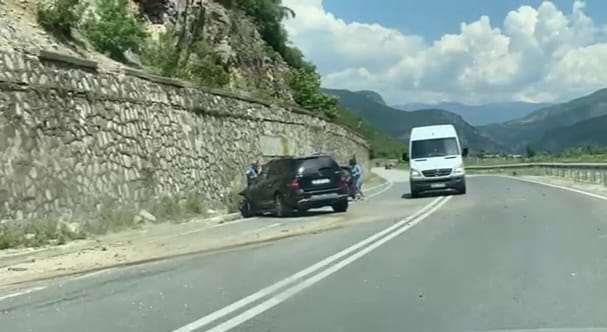 Aksident në rrugën Elbasan – Librazhd, përplasen dy automjete