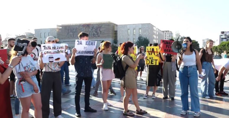 Rritja e çmimeve/ Nis protesta në Tiranë, qytetarët mblidhen në shesh