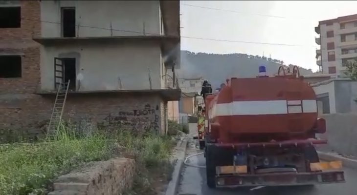 Fëmijët i vënë zjarrin një banese në Berat/ Shkrumbohet kati i dyte