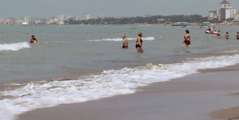 Gjendet i pajetë në breg të detit i moshuari në Durrës