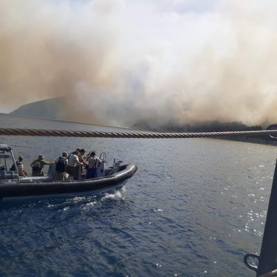 Avancon zjarri në ‘Ishullin e Sazanit’/ Ministria e Mbrojtjes: Rrezikohet ish-reparti ushtarak me municione të pa shpërthyera