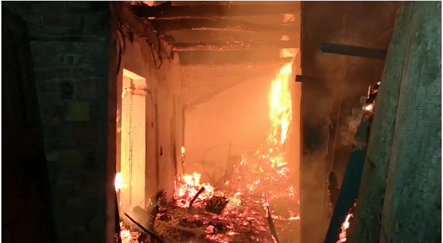 Zjarr i madh në Lushnjë/ Shkrumbohet banesa, rrezikohen të tjerat