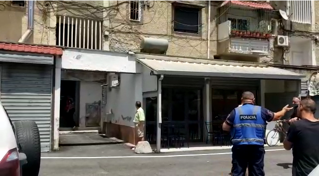 Kërcënoi se do të hidhej nga pallati/ Policia zbret nga tarraca 50 vjeçarin në Berat