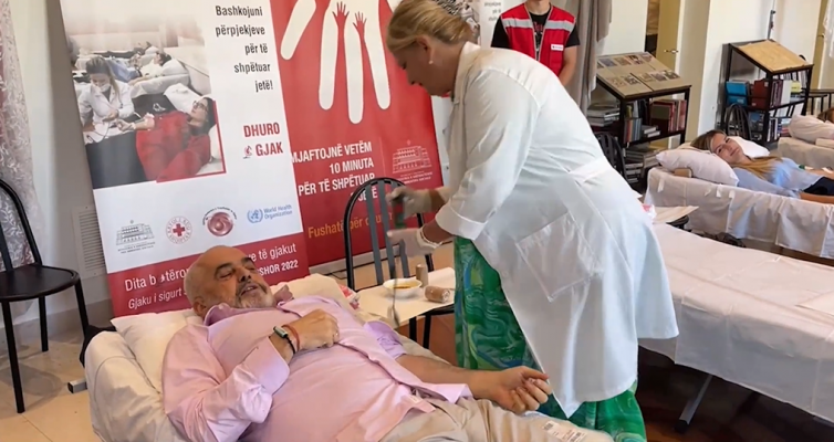 “Kontribut jetik”/ Edi Rama dhuron gjak, së bashku me punonjësit e Kryeministrisë