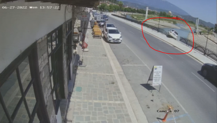 Pamje nga kamerat/ Momenti kur shoferja humb kontrollin dhe bie në lumin Osum (VIDEO)
