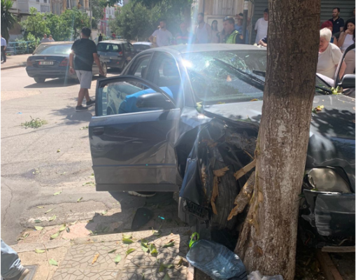 Shoferi mer përpara pemën në Sarandë/ Plagoset vetë dhe tre të tjerë